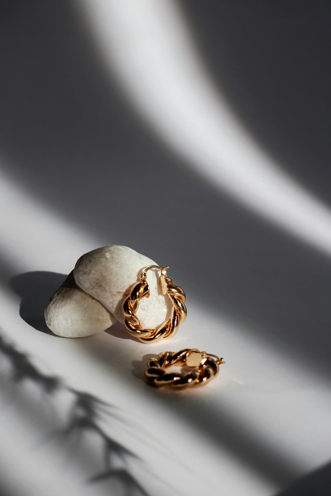 white-and-black-stone-fragment-5ngcicaxih0