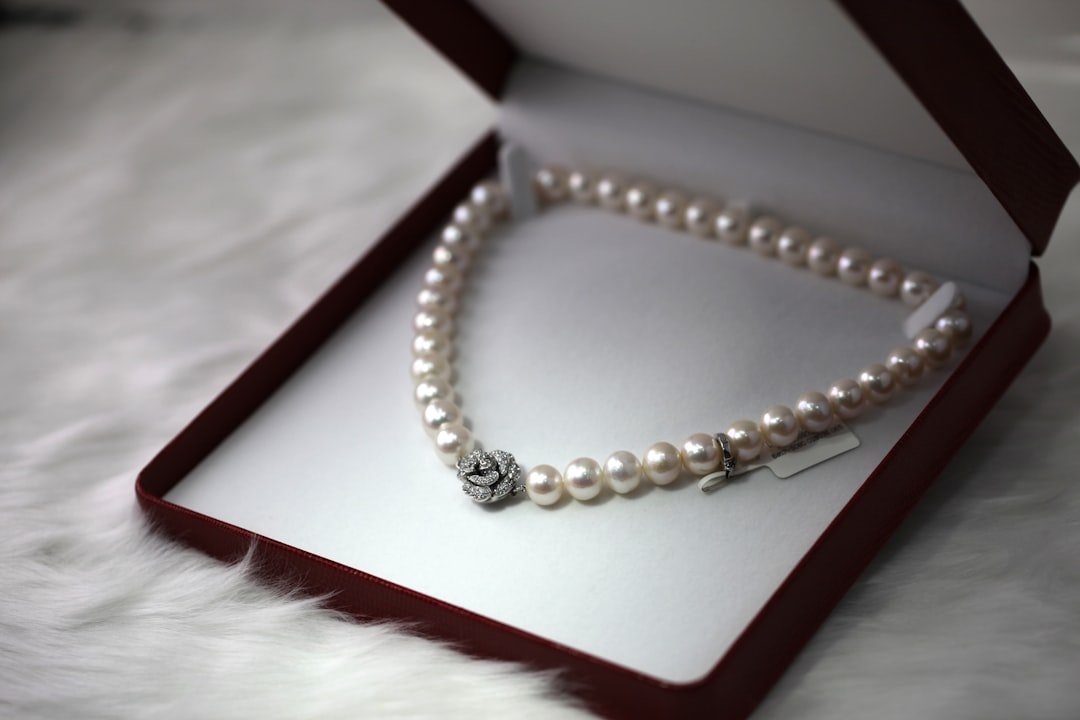 white-pearl-necklace-with-box-2zhqhfepisc